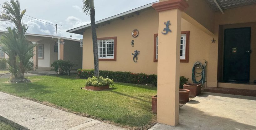 Casa amueblada de 3 recámaras en comunidad cerrada en Antón, Coclé.