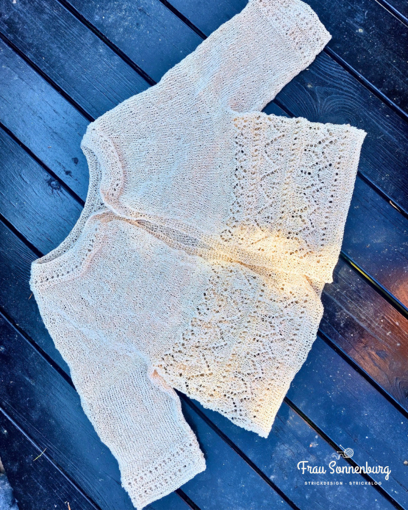 Timeless Beauty - gestricktes Jäckchen mit Lochmuster aus naturfarbenem Leinen