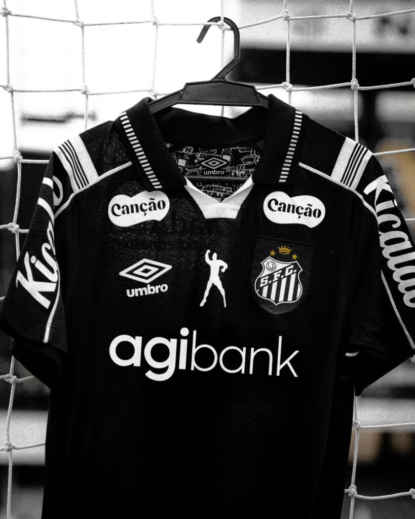 Imagem de divulgação do Santos FC com a camisa do clube e a marca Agibank