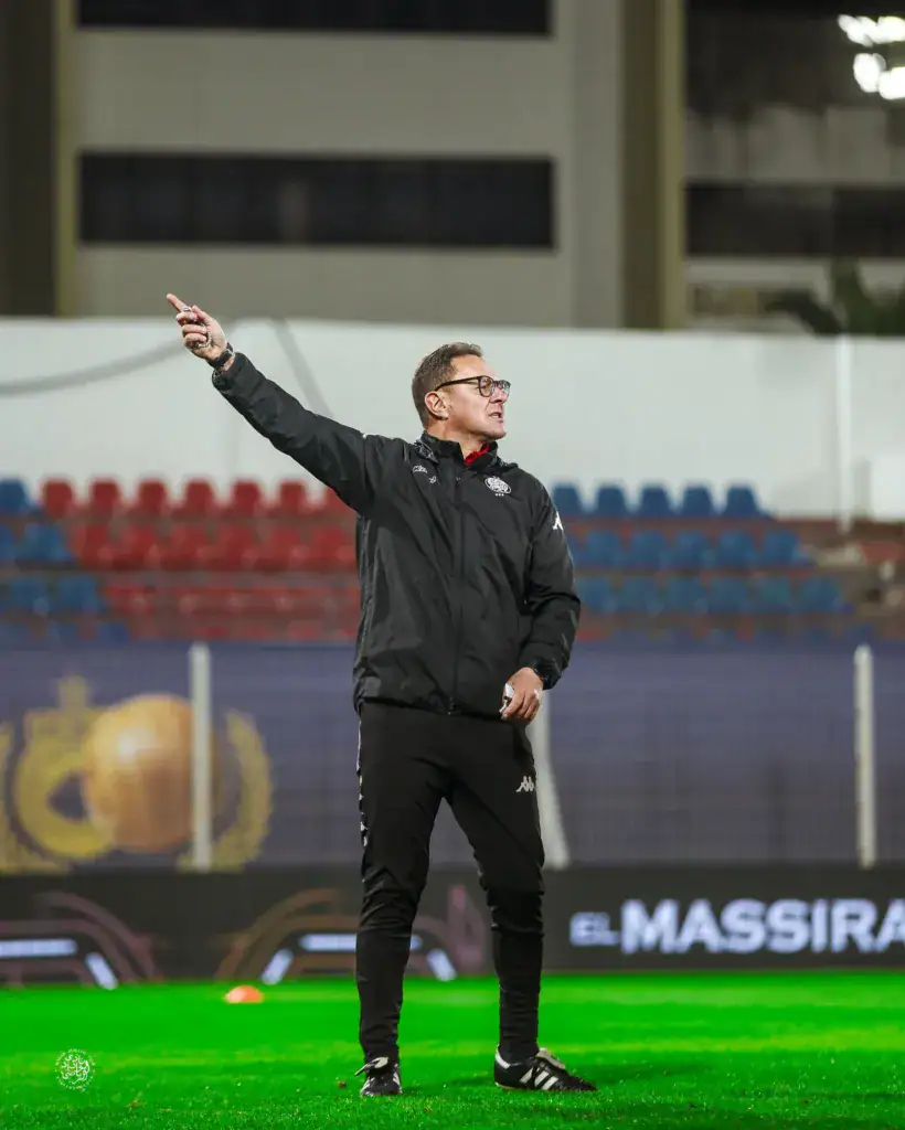 Alt= Mohamed Amine Benhachem, coach du WAC, lors d'une séance d'entraînement.