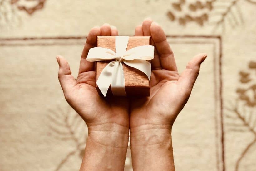 Struggling to find a easy gift idea for the holiday season? Here are 40 No Hassle Gift Ideas to make your holiday shopping a breeze. #giftideas #christmasgift #holidaygift