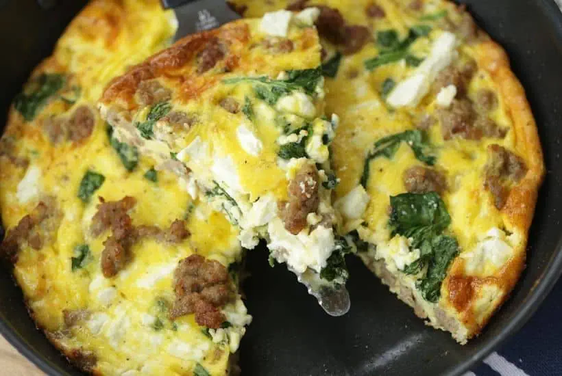 Start your day off right with this Sausage, Spinach and Feta Frittata recipe. This easy frittata recipe is perfect for breakfast or brunch. This make-ahead breakfast option is perfect throughout the week for a quick meal or snack. #frittata #sausagefrittata