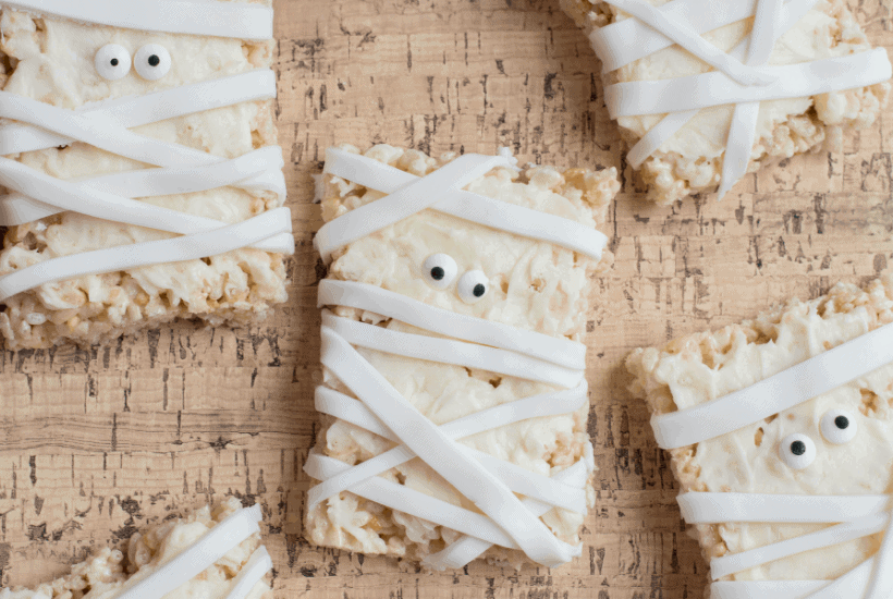 These Mummy Rice Krispies Treats are freakishly adorable. This spooky Halloween treat is perfect to make for the kids this Halloween. #halloweentreats #ricekrispiestreats #halloweensnack #mummytreat