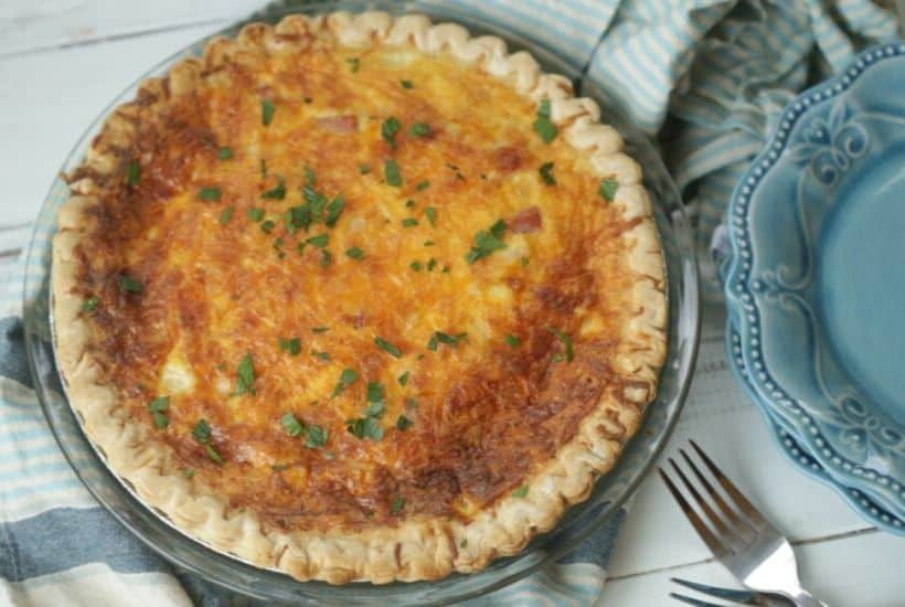 Ham And Cheese Quiche is an easy recipe for breakfast, Sunday brunch, lunch or dinner. With only 15 minutes to prepare, quiche is a versatile recipe everyone will love. #hamandcheesequiche #quicherecipe #brunchrecipe