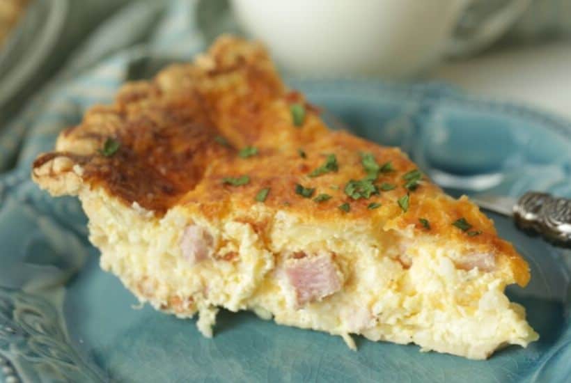 Ham And Cheese Quiche is an easy recipe for breakfast, Sunday brunch, lunch or dinner. With only 15 minutes to prepare, quiche is a versatile recipe everyone will love. #hamandcheesequiche #quicherecipe #brunchrecipe