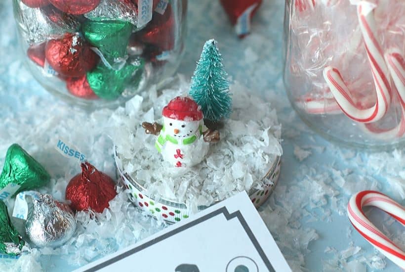 Spread some sweet cheer to friends and family with these DIY Christmas Mason Jar Gifts. Fill these treat jars with Christmas candy or a favorite snack. Mason jar gifts are easy to make and fun to give. #masonjarcraft #christmasgift #christmasmasonjargift