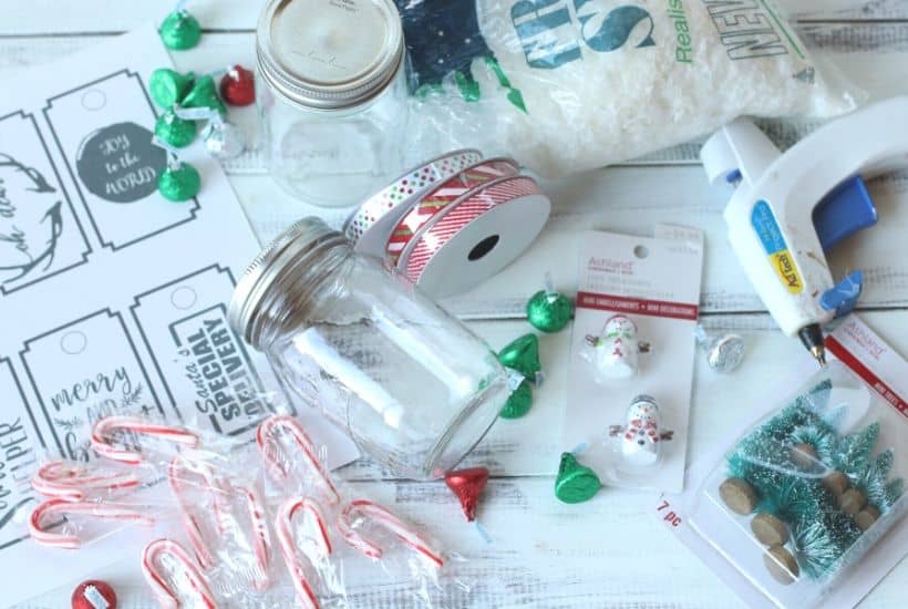 Spread some sweet cheer to friends and family with these DIY Christmas Mason Jar Gifts. Fill these treat jars with Christmas candy or a favorite snack. Mason jar gifts are easy to make and fun to give. #masonjarcraft #christmasgift #christmasmasonjargift