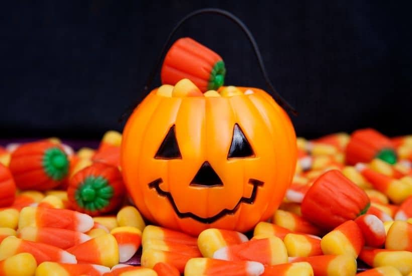 Halloween is not canceled. You can keep your distance and still have fun this fall. Here are fun social distancing Halloween ideas to help you and your family have a spooktacular Halloween. Check out these fun ways to celebrate while social distancing. These no contact Halloween ideas are fun and safe.