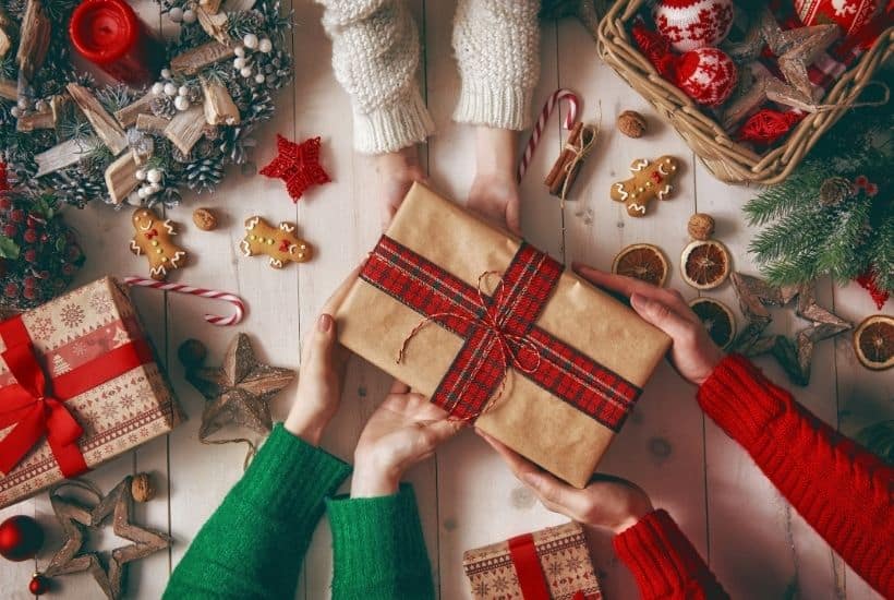 Ready for some cool Etsy gift ideas? Looking for gift ideas for the holiday season? Here Best Gift Ideas Under $30 from Etsy. These holiday gift ideas will make your Christmas shopping easier. This Etsy Shopping list has Christmas gift ideas for men, women, and children.