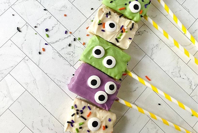 Prepare a fun and yummy Halloween snack for the spooky season with these Monster Rice Krispies Treats. These easy Halloween treats are flavorful, adorable, and perfect for children’s parties and Halloween gatherings with family and friends. You can make your own homemade Rice Krispies treats or use the store-bought variety.