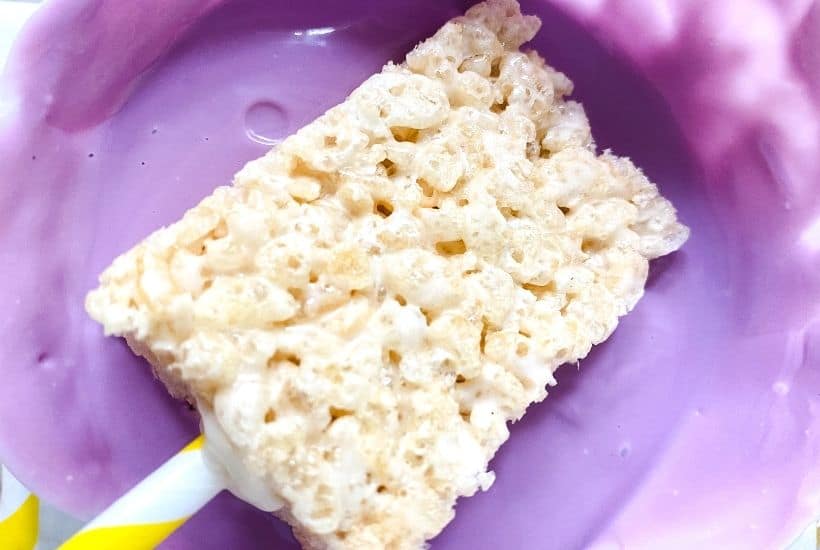 Prepare a fun and yummy Halloween snack for the spooky season with these Monster Rice Krispies Treats. These easy Halloween treats are flavorful, adorable, and perfect for children’s parties and Halloween gatherings with family and friends. You can make your own homemade Rice Krispies treats or use the store-bought variety.