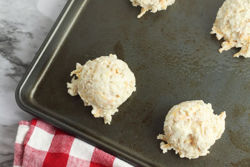 The next time you’re craving those cheesy biscuits from the popular seafood chain, ditch the trip to the restaurant and prepare these Copycat Red Lobster Cheddar Bay Biscuits instead. They’re easy, cheesy, and absolutely delicious! These Copycat Red Lobster Cheddar Bay Biscuits are more than delicious, they are scrumptious. You can make them right at home.