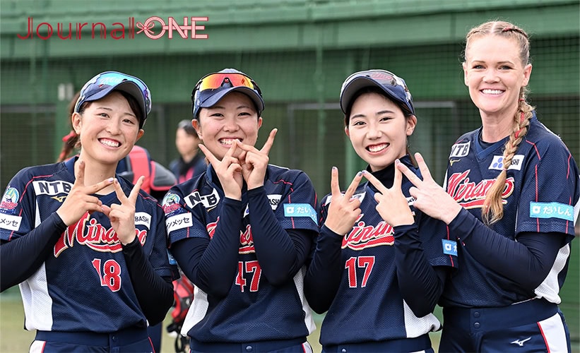 ソフトボール・JDリーグ後半戦開幕| 開幕2連勝して笑顔を見せる大垣ミナモの三堀 茉莉愛,中山 日菜子,浅井 茉琳,Ellen Robertsの強力投手陣-Journal-ONE撮影