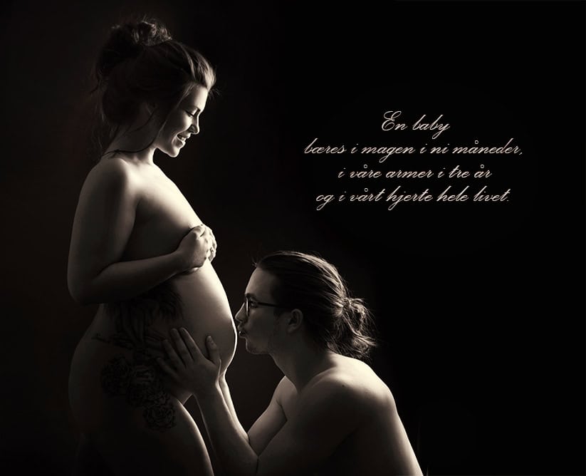 Kvinne og mann i intim gravidfotografering, kjærlighet og forventning, fokus på graviditetsfoto, kunstnerisk gravidbilde for å fange mor og barns øyeblikk.