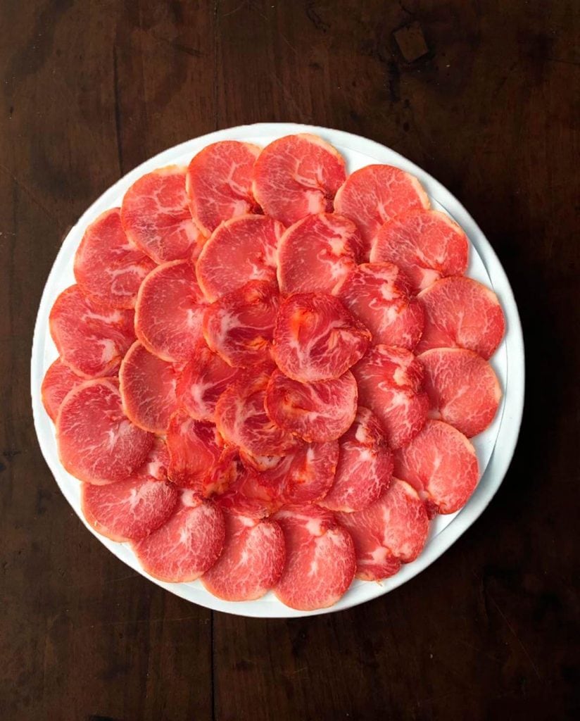 lomo ibérico de bellota, ibérico de bellota, lomo ibérico, loncheado y envasado al vacío, envasado al vacío, cinta de lomo embuchada, lomo ibérico, lomo de bellota, vetas de lomo, lomo embuchado, embutido de cerdo, embutido españa. La carnicería de Salamanca - Carnicería online