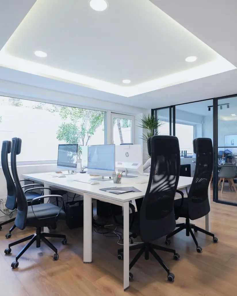 Diseño de salón y cocina abierta, proyecto de reforma integral por CROD en Madrid