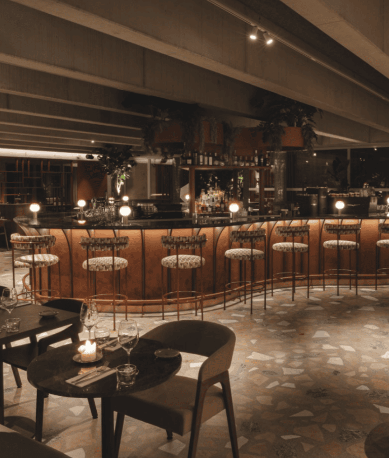 Bar met kaarsjes en krukken