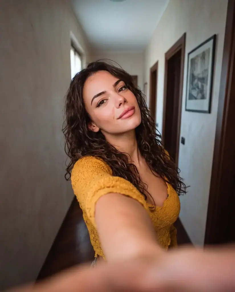 Risultato del prompt selfie a braccio teso: Lia nel corridoio.