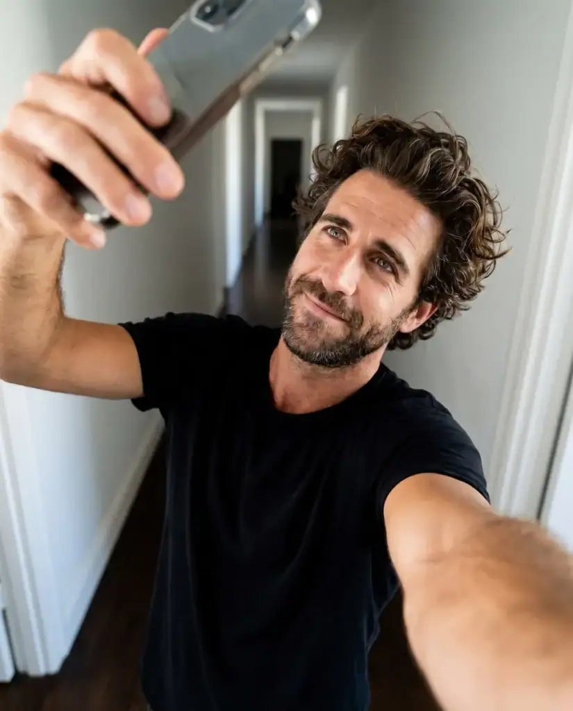 Risultato Matteo: selfie a braccio teso nel corridoio.
