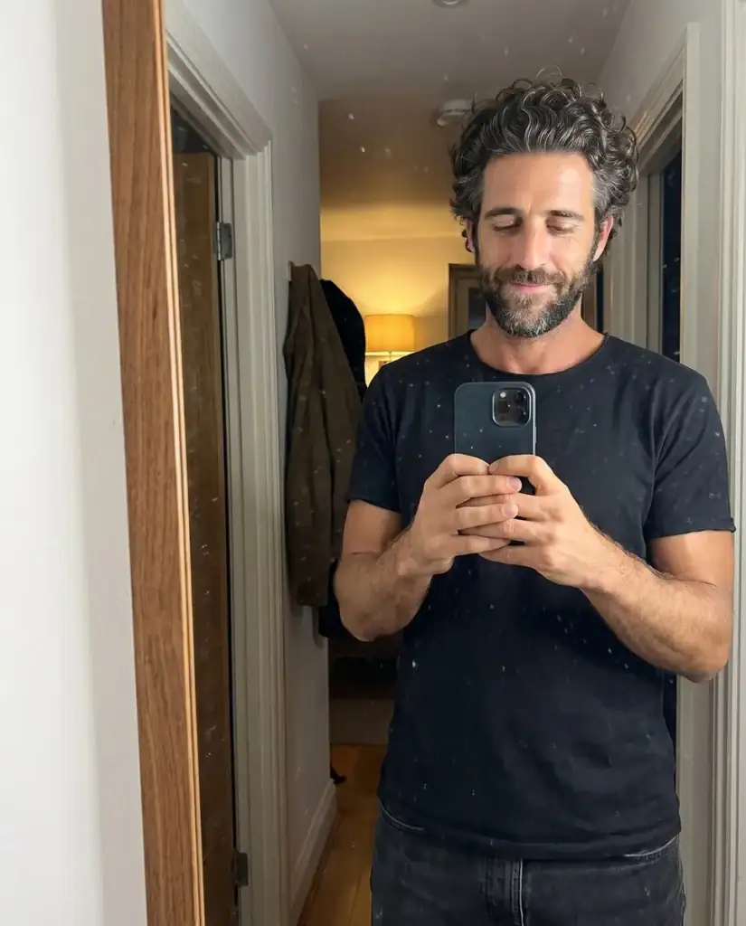 Risultato Matteo: riflesso nello specchio di corridoio con telefono all'altezza del petto.