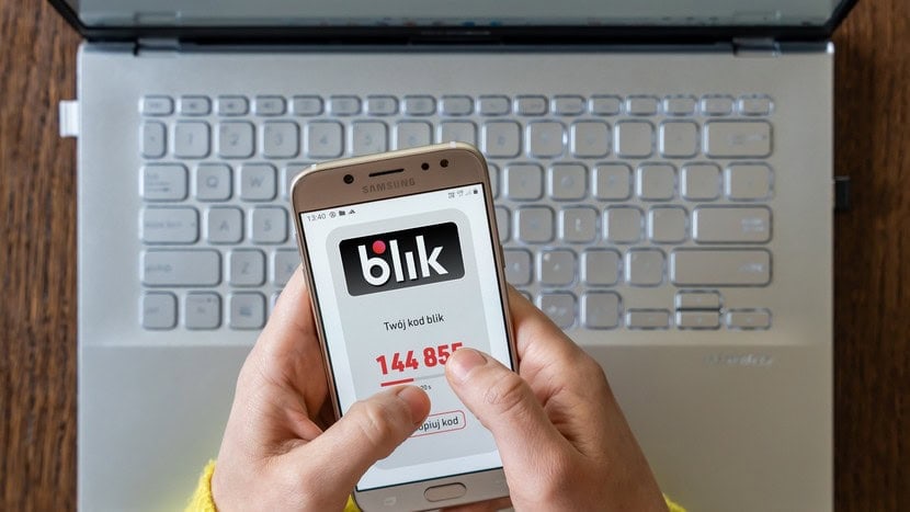 laptop, smartfon z napisem BLIK