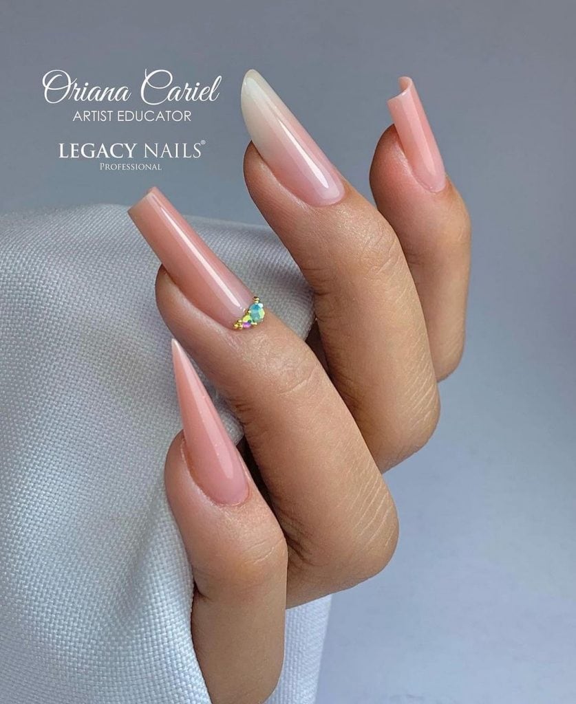 Explorando los Estilos de Puntas en Uñas Acrílicas con LEGACY NAILS: Cuadrada, Almond, Coffin y Stiletto 4 397411323 18320794534101348 851985213798266283 n