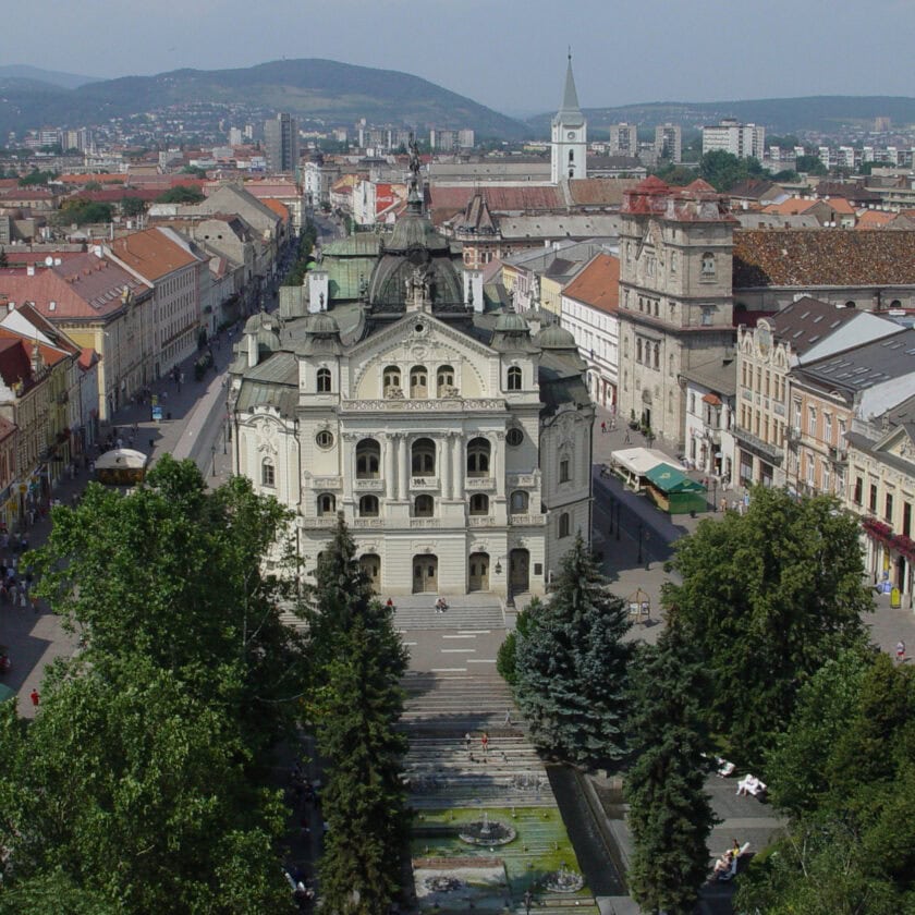 Foto: Kosice, State Theatre and Main Street - Copyright: Maros M r a z