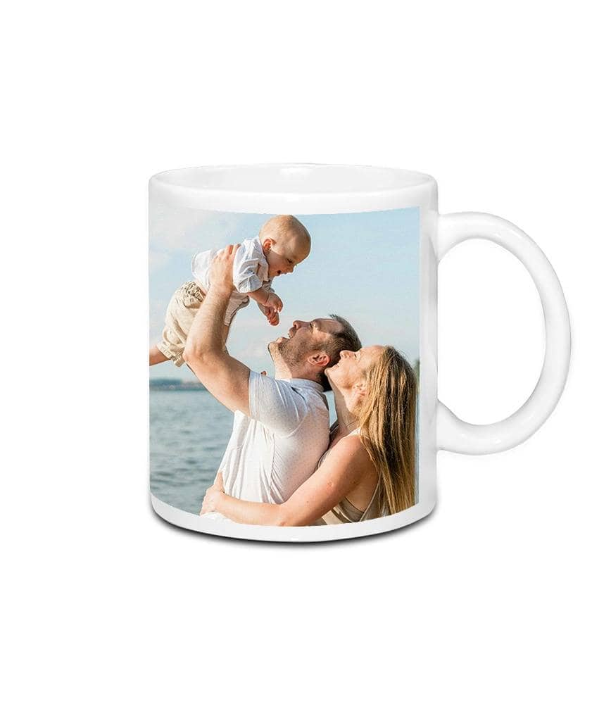 Gepersonaliseerde fotomok met gezin dat samen plezier heeft aan zee, perfect voor familiefoto's en h.