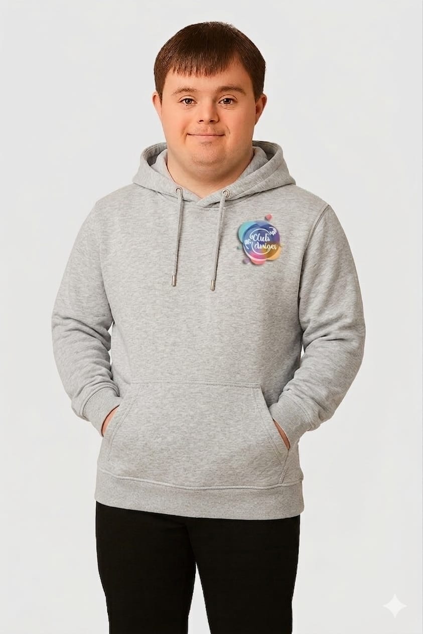 Sudadera gris modelo delante