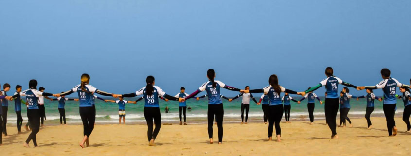 Cómo elegir un campamento de surf para adolescentes