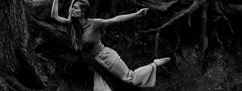 künstlerisches Yoga Portrait fotografiert mit der Canon EOS R und EF 35mm f/1.4l ii usm im Thüringer Wald