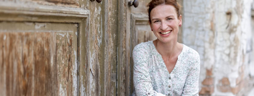 Portrait der Journalistin und Autorin Julia Herz aus Erfurt www.julia-herz.de fotografiert mit der Canon EOSR6 & Sigma Art 50mm bei Blende 1.4