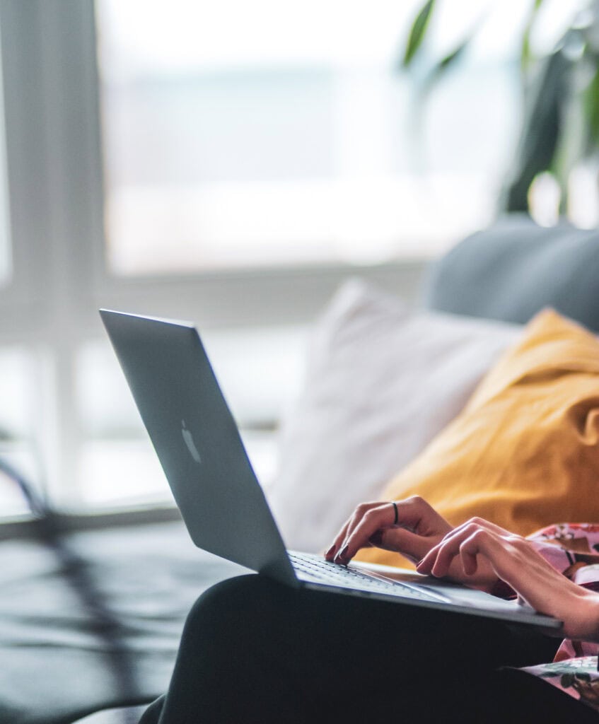 En person som jobbar med en laptop i knät