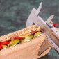 Mengonsumsi makanan berat dan berkalori tinggi menjelang tidur dapat meningkatkan asupan kalori harian secara keseluruhan. (Pixabay.com/@stevepb)