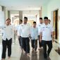 Wakil Bupati Indramayu Syaefudin meninjau Masjid Islamic Center Syekh Abdul Manan Indramayu yang mengalami kerusakan. Foto. Diskominpo 