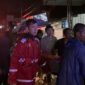 Personel Satuan Samapta Polres Sukabumi bersama tim Gabungan dari Basarnas Sukabumi melakukan evakuasi warga yang terdampak banjir, di sekitar wilayah Puskesmas Palabuhanratu.