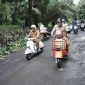 Bupati Subang, Reynaldy pun melakukan peninjauan ruas jalan Tambakmekar-Kasomalang yang berlokasi di Desa Kumpay tersebut 