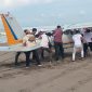 Pesawat Jenis Capung Mendarat Darurat di Pesisir Pantai Pangandaran Diduga Gagal Mesin. Foto Humas Polda Jabar