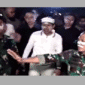 Ditengah Gelap Gulita, Dedi Mulyadi Temui Para Pengujuk Rasa yang Berlangsung di Depan Gedung DPRD