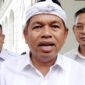 Gubernur Jawa Barat Dedi Mulyadi melarang pengerjaan jalan beraspal atau hotmix dilakukan pada malam hari.