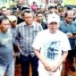 Gubernur Jawa Barat, Dedi Mulyadi, melarang seluruh industri yang melakukan kegiatan pengangkutan barang di wilayah Jabar menggunakan truk Over Dimension Over Loading (ODOL) mulai 2 Januari 2026.