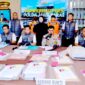 Polda Jawa Barat menetapkan dua orang tersangka dalam kasus dugaan tindak pidana korupsi proyek pembangunan Lingkar Timur Kuningan tahun anggaran 2017. Kamis (13/11/2025).