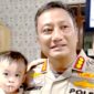 Kombes Pol Albert RD tampak begitu menyayangi anak-anak dengan penuh hangat cinta dan kasih sayang.