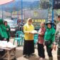 Jum'at Berkah Danramil bersama Persit membagikan nasi kotak kepada korban luapan air di Kp Cibago, Desa Mayang, Kecamatan Cisalak, pada Jumat (5/12/2025).