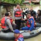 Polda Jabar lakukan Patroli rutin siang dan malam difokuskan untuk menjaga rumah-rumah yang ditinggalkan warga dan mengantisipasi potensi bahaya, seperti konsleting listrik akibat genangan air.