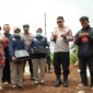 Suasana haru menyelimuti prosesi penyerahan batu nisan bagi jenazah korban bencana alam tanah longsor di Kecamatan Cisarua, Kabupaten Bandung Barat.