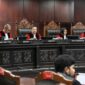 Mahkamah Konstitusi (MK) menegaskan bahwa alokasi anggaran pendidikan sekurang-kurangnya 20 persen dari APBN harus diprioritaskan untuk membiayai komponen utama pendidikan. 