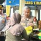 Polres Cimahi gelar gerakan pangan murah, warga antusias borong kebutuhan pokok.