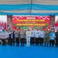 Para petani dari sejumlah kelompok tani menerima bantuan sosial dari Wakapolri Komjen Pol. Prof. Dr. H. Dedi Prasetyo.