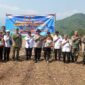Kegiatan tersebut melibatkan Camat Cisalak, Danramil 0505/Tjs-Cslk, UPT Pertanian, pemerintah desa, anggota TNI/Polri, kelompok tani, serta masyarakat Desa Darmaga. Seluruh unsur bersama-sama melakukan penanaman jagung secara gotong royong.